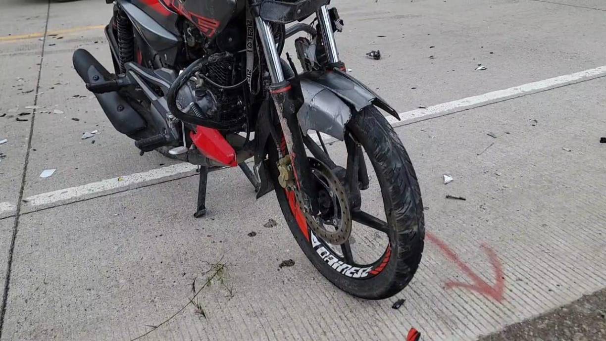 Los dos adolescentes, ambos originarios de Santa Rosa de Copán, resultaron gravemente heridos tras colisionar con una radio patrulla militar en la Carretera Internacional CA-4, en la comunidad de Vivistorio, perteneciente al municipio De San José, Copán.