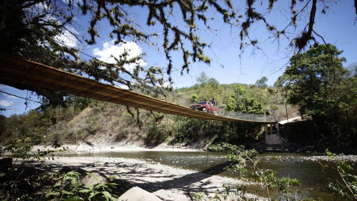 <b>Río Comayagua (o Río Humuya): </b>Mide aproximadamente 150 km.Atraviesa el valle de Comayagua y pasa por la ciudad de Comayagua y otros municipios del mismo departamento. Este río ha causado inundaciones en la ciudad colonial y zonas aledañas, afectando tanto áreas residenciales como tierras agrícolas. L 