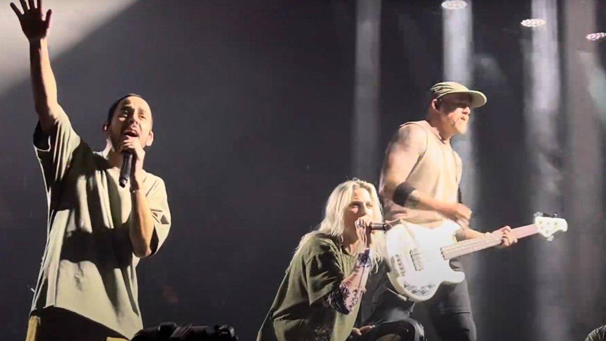 Armstrong se lució con el aperitivo del nuevo disco, ‘The emptiness machine’, y pareció convencer a los más escépticos imprimiendo su personalidad en temas como ‘Lost’, con un delicado ‘a capella’; a dúo en un nostálgico ‘My december’ o desgañitándose en ‘Keys to the kingdom’.