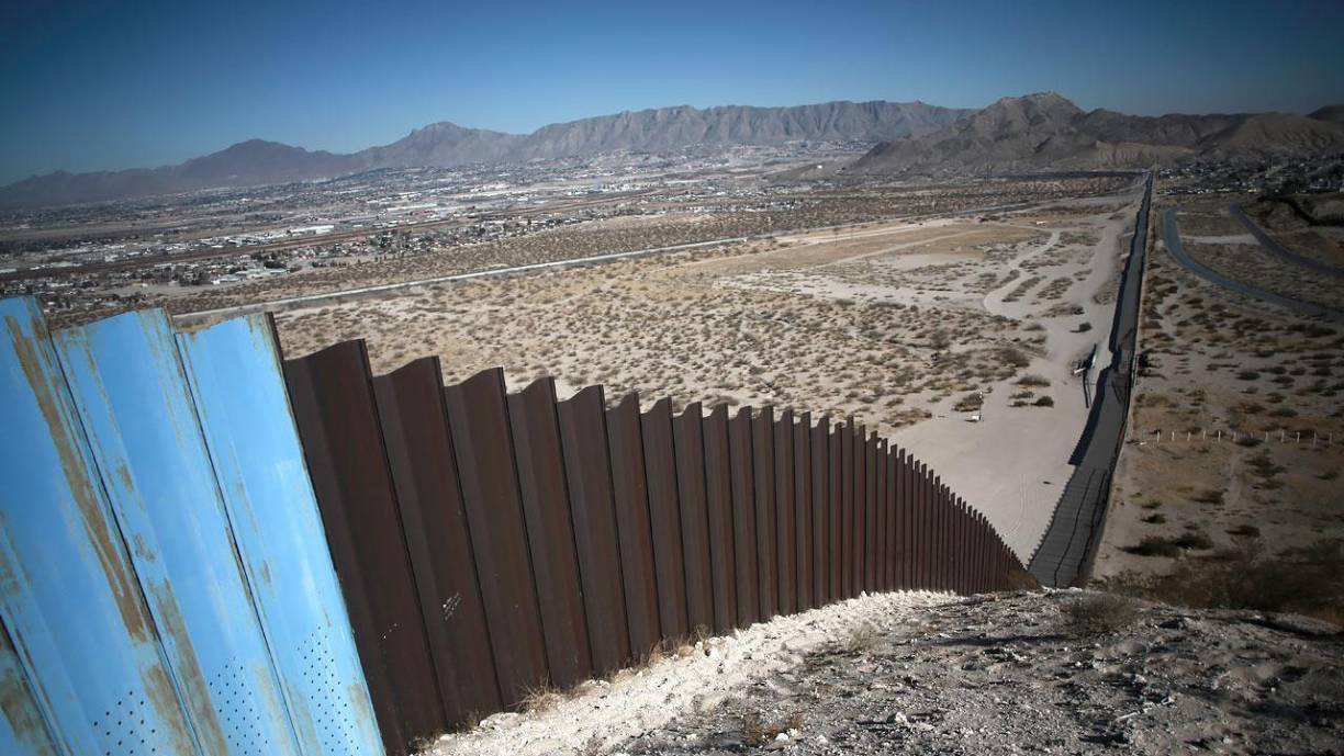 Cuando la Administración de Joe Biden frenó la edificación del muro a su llegada al poder en enero de 2021, la cancelación de los contratos exacerbó algunos de los problemas, porque los proyectos quedaron abandonados tal cual estaban.