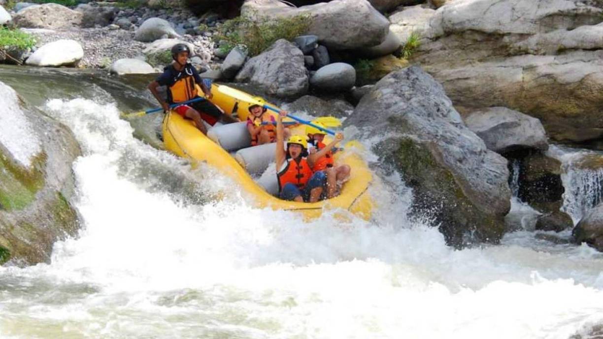 <b>Río Cangrejal: es</b> dueño de una belleza escénica sin comparaciones y mide aproximadamente 25 km. Fluye principalmente por La Ceiba, en el departamento de Atlántida.Es conocido por causar inundaciones rápidas durante la temporada de lluvias intensas, afectando barrios y áreas cercanas a La Ceiba. Las inundaciones han llevado a la pérdida de viviendas y la interrupción de caminos y servicios básicos.