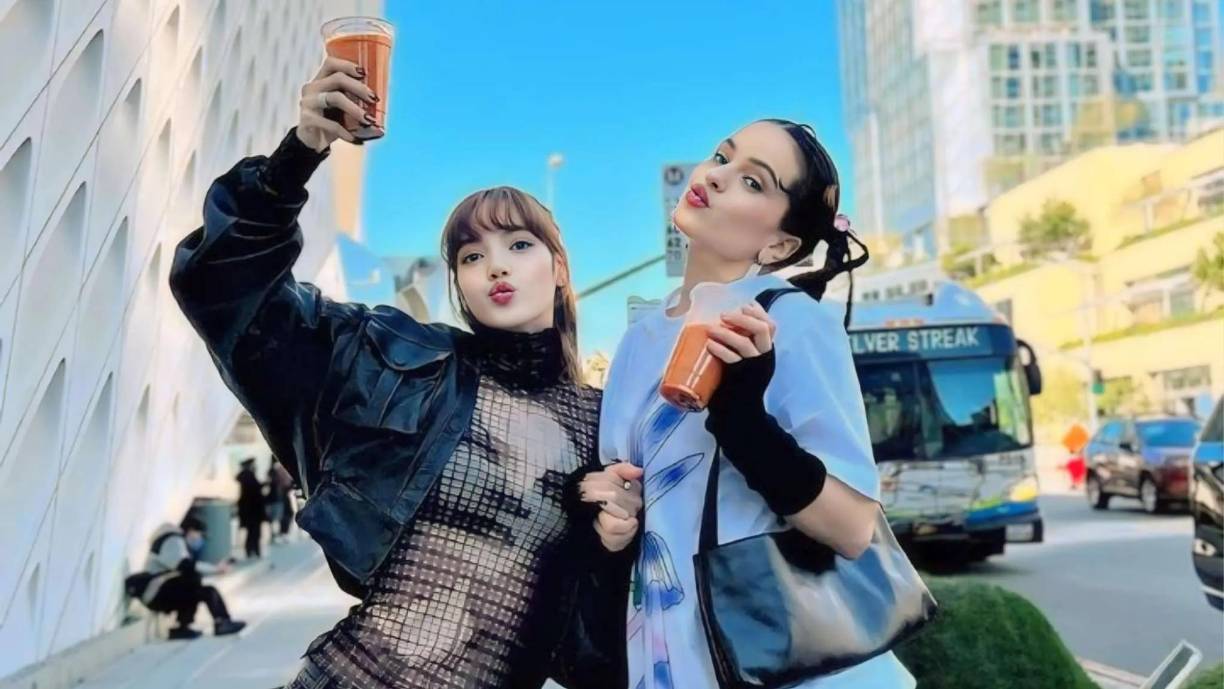 La cantante española Rosalía lanzará el próximo 15 de agosto una colaboración con Lalisa Manobal, cantante, modelo y bailarina tailandesa que se dio a conocer en 2016 como integrante del grupo surcoreano de K-pop Blackpink y que en 2021 debutó en solitario. Rosalía y Lisa -su nombre artístico- anunciaron la colaboración a través de sus redes sociales y el título de la canción: “New Woman”.