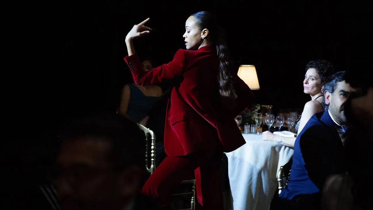 La película ha sido galardonada en varios festivales, destacándose en los Globos de Oro 2025, donde ganó el premio a mejor película de musical o comedia y también a mejor película de habla no inglesa, además el de Mejor Actriz de Reparto para Zoe Saldaña. Además, ha recibido elogios por su banda sonora y dirección.