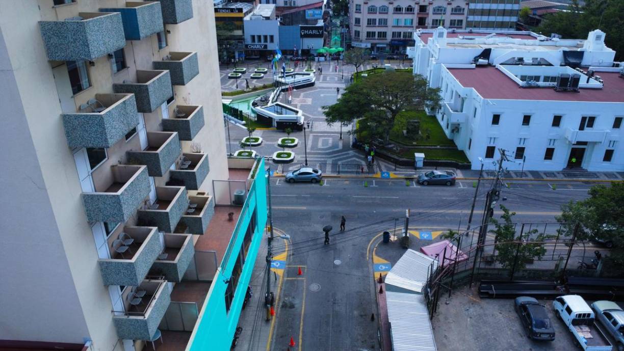 El edificio cuenta con amplio lobby, cinco salones para eventos, cafetería, tres elevadores,gimnasio, 121 habitaciones, piscina con cascada, restaurante y bar, amplia cocina, planta eléctricay un apartamento con sala, comedor, cocina y dos dormitorios.