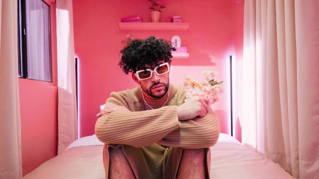 <b>BAD BUNNY</b>‘Agosto’, del 2022, forma parte del álbum ‘Un verano sin ti’, del puertorriqueño, y hace referencia al deseo de pasar un verano con el ‘crush’ de la temporada. “Lo que yo quiero contigo, donde digas, yo te sigo. “A Dios le pedí un deseo, pero no me lo ha cumplido”, dice un fragmento de la canción. La letra invita a vivir el momento presente con intensidad, bajo un cielo estrellado y con la esperanza de que el verano, metafóricamente el mejor momento de la vida, nunca termine.