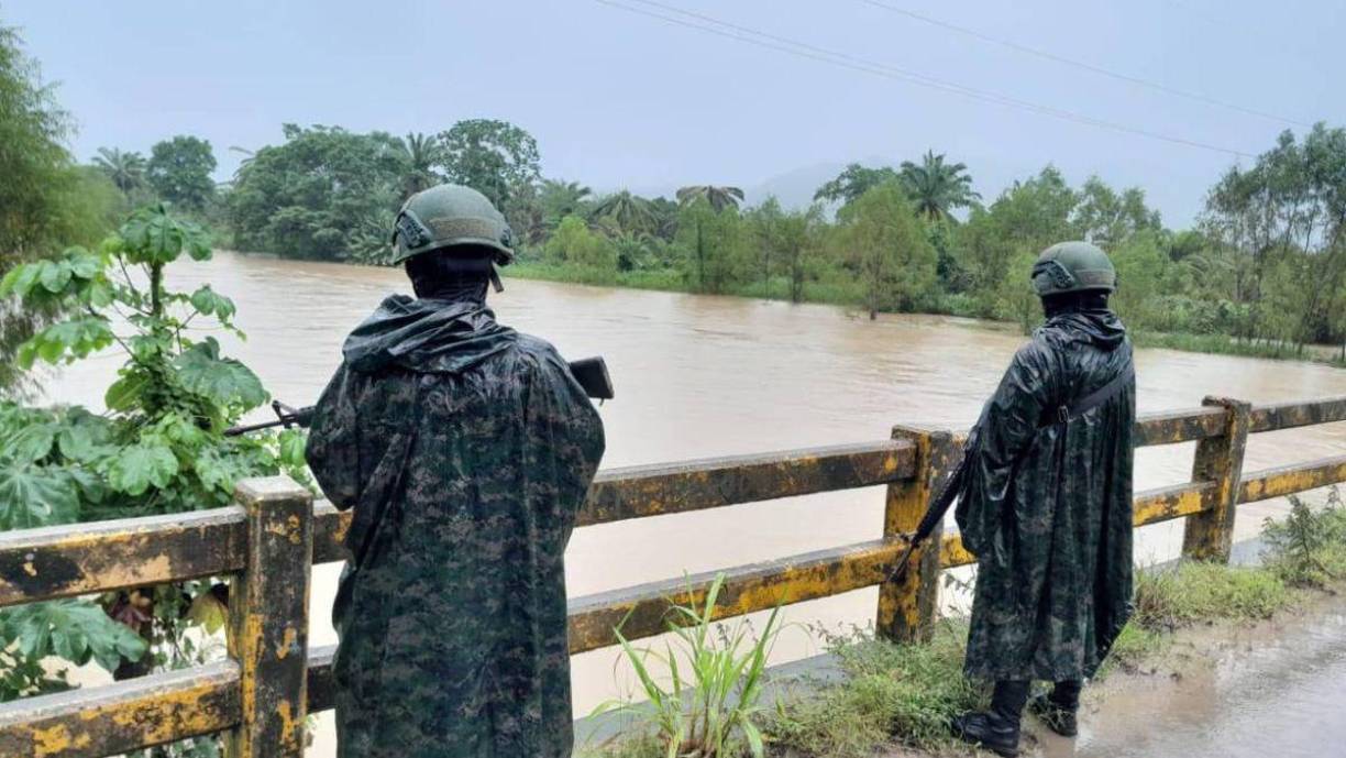  Río Lean: Se extiende por aproximadamente 73 km y fluye por el departamento de Atlántida, pasando por municipios como La Masica y Esparta. Las inundaciones del río Lean han sido responsables de afectar comunidades rurales y cultivos en Atlántida. Durante fenómenos meteorológicos como huracanes y tormentas tropicales se desborda sobre la carretera dejando a La Ceiba y Tela incomunicadas.