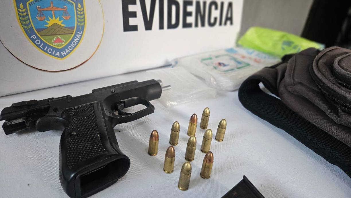 También encontraron un cargador para un fusil AK-47 y proyectiles de uso prohibido. 