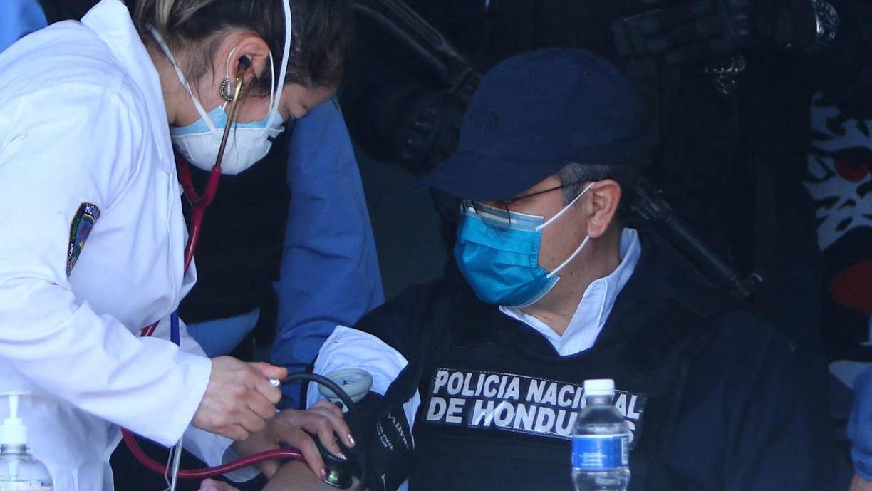 El expresidente de Honduras, Juan Orlando Hernández, fue revisado por médico en el cuartel especial de la Policía tras ser capturado en su vivienda en Tegucigalpa.