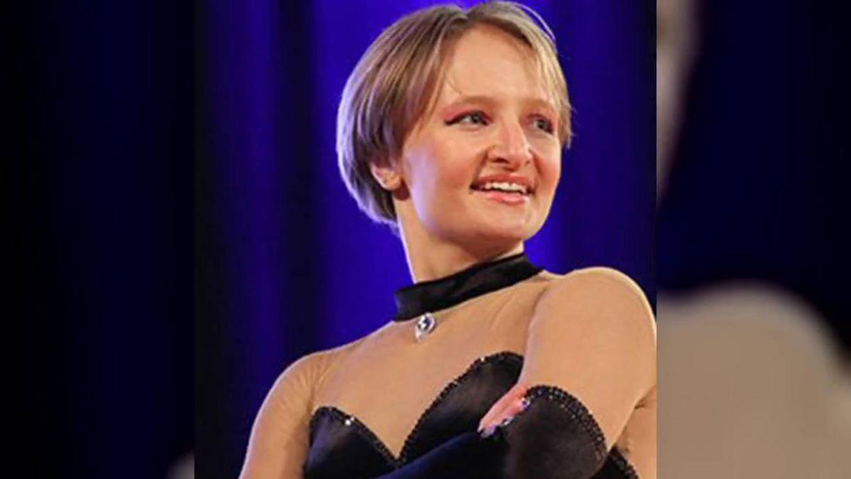 Videos de los torneos muestran a Tikhonova vestida de brillantes trajes ajustados y saltando a los brazos de su pareja antes de ser catapultada por los aires entre volteretas y saltos mortales.