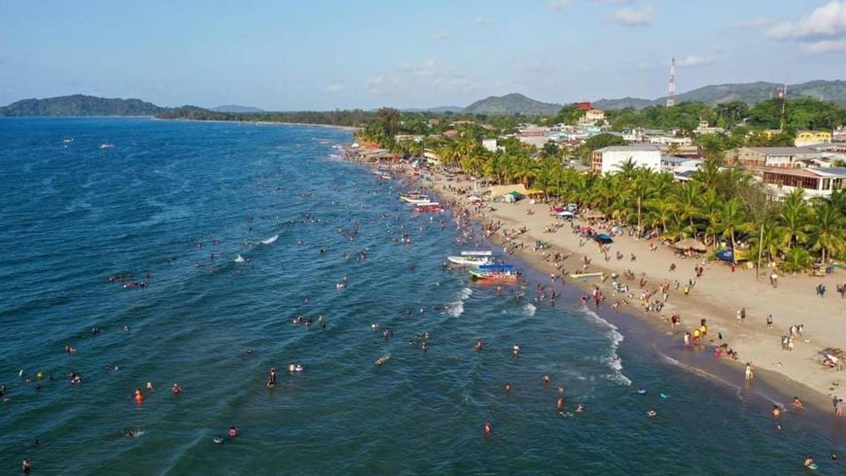 ¡Congestionada carretera CA-13! Tela vuelve a tener una Semana Santa abarrotada de turistas