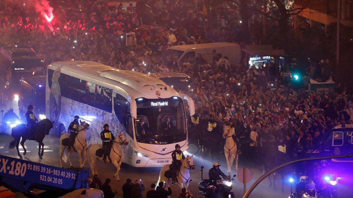 Así fue el recibimiento de la afición del Real Madrid al equipo que llegaba en el autobús al estadio Santiago Bernabéu.
