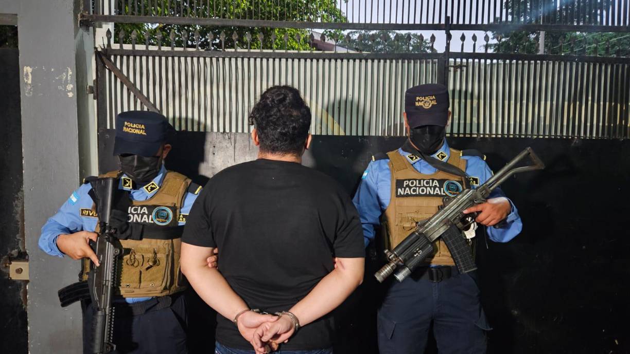 Uno de los arrestados, identificado como alias “Barrido”, es miembro activo de la banda “Los Aguacates” desde hace cinco años. Se dedica a la venta de drogas, extorsión y asaltos en diferentes sectores de San Pedro Sula. Alias “Barrido” es señalado como uno de los autores materiales del asesinato de un guardia de seguridad, hecho ocurrido el miércoles 4 de diciembre en la colonia Satélite. Se verificó que ha sido detenido en dos ocasiones anteriores por la comisión de varios delitos.