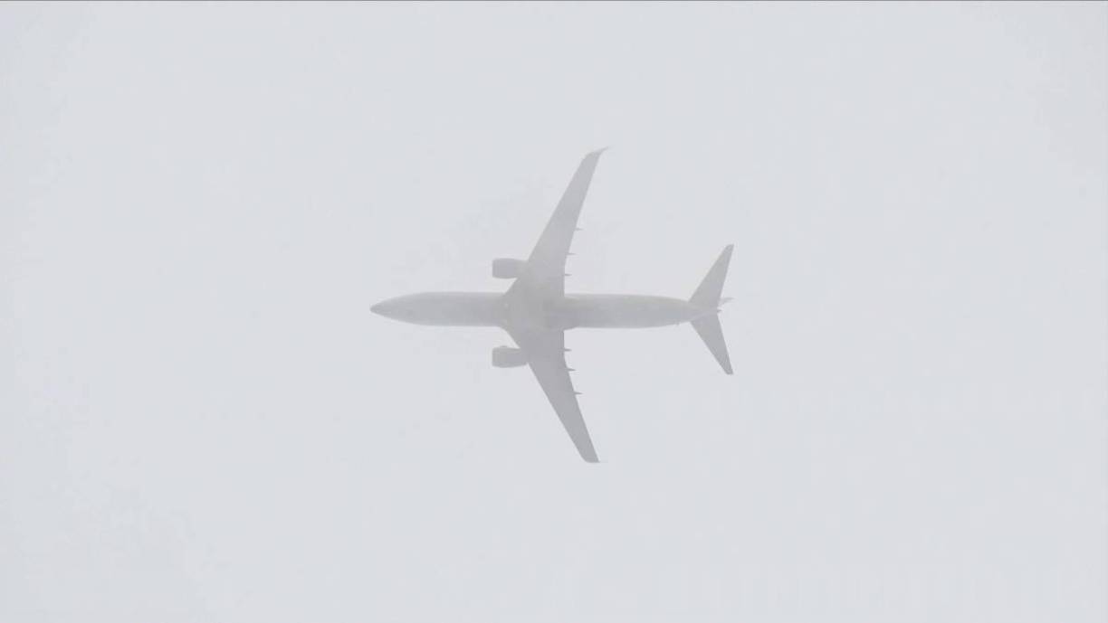 Según la fuente, el avión pudo aterrizar de emergencia en Mallorca, nadie de la tripulación salió con daños.