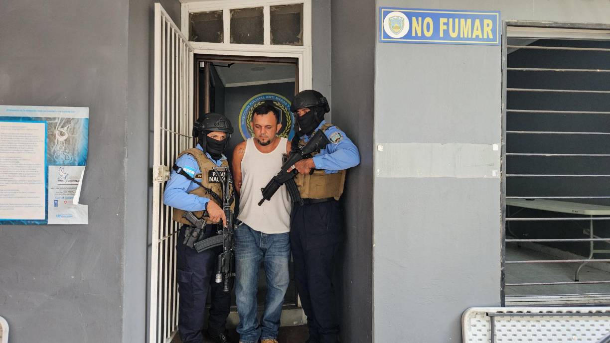 Los agentes dieron a conocer que el detenido cuenta con antecedentes penales fichado el 15-12-2004 por el delito de robo y detenido el 02-02-2020 por tener orden de captura pendiente por el delito de tráfico de drogas.