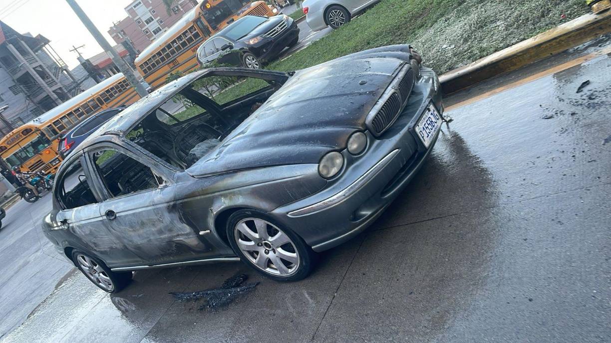 Así quedó el carro tras controlar las llamas. El interior fue el más perjudicado.