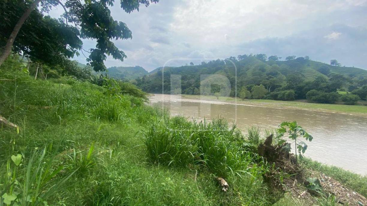 15 ) Al acumular esa magnitud de agua en el sector, se aumentará el nivel de humedad en la zona y se intensificaran las lluvias, situación que al mediano plazo afectará la estabilidad del suelo en las laderas de las montañas circundantes y con ello, se incrementara la posibilidad de deslizamientos, aludes e inundaciones.