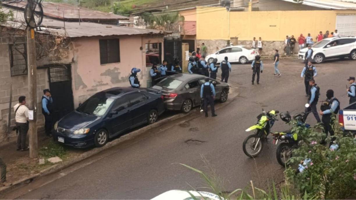 Tres supuestos delincuentes perdieron la vida en un enfrentamiento con agentes de la Dirección Policial de Investigaciones (DPI) en la calle principal de la residencial La Cañada de Tegucigalpa.