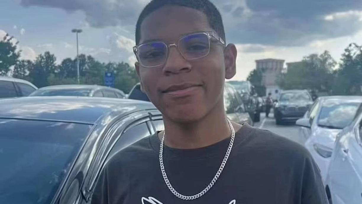 Mason era un joven autista y su familia lo buscó desesperadamente en la escuela pidiendo que si lo encontraban le hablaran calmadamente. Horas más tarde fueron informados sobre su fallecimiento.