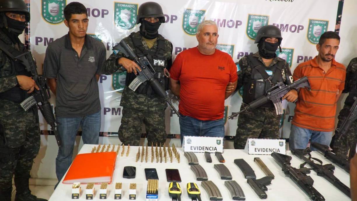 Durante la aprehensión portaban armas de fuego de grueso calibre de uso prohibido y uso permitido. 