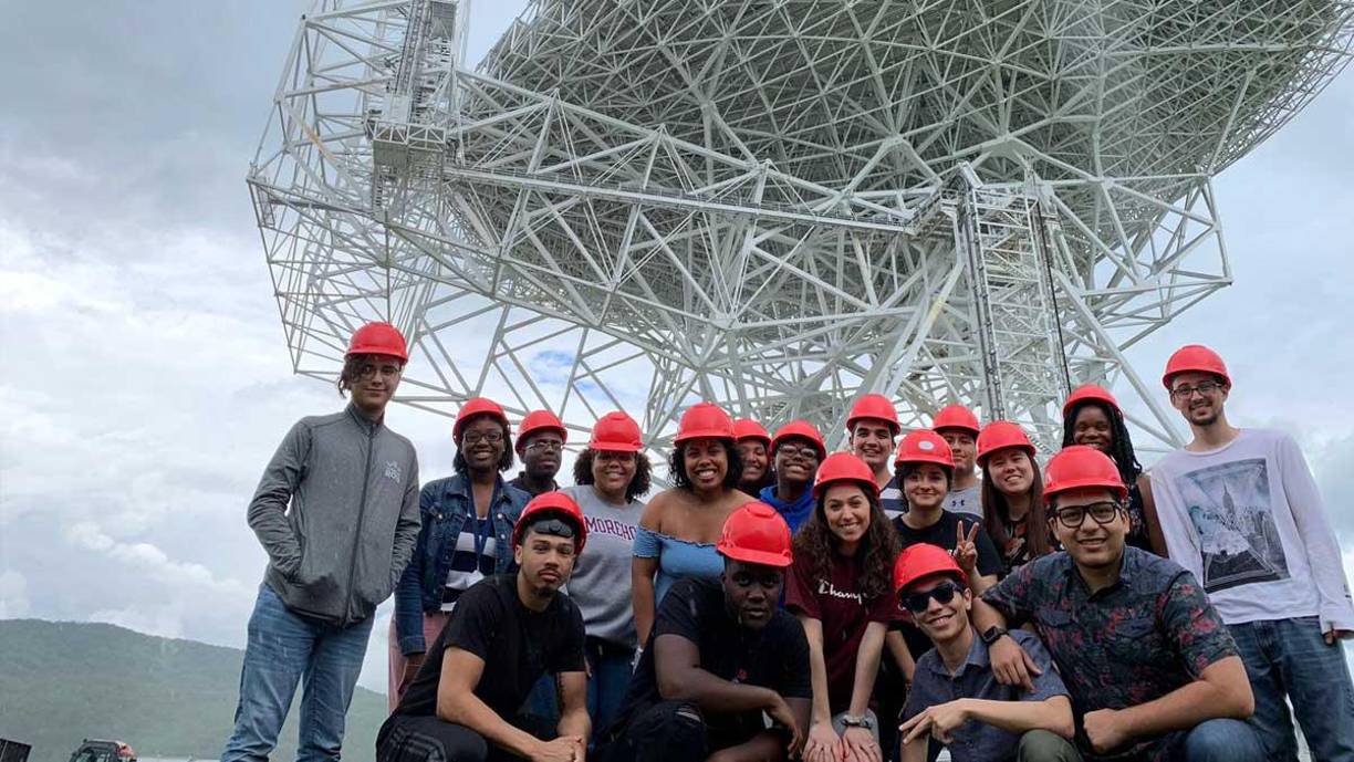 Mi consorcio de pasantía de investigación, visitando el Observatorio Greenbank en West Virginia, Junio 2019, ese es el telescopio radiológico rotatorio más grande del mundo.