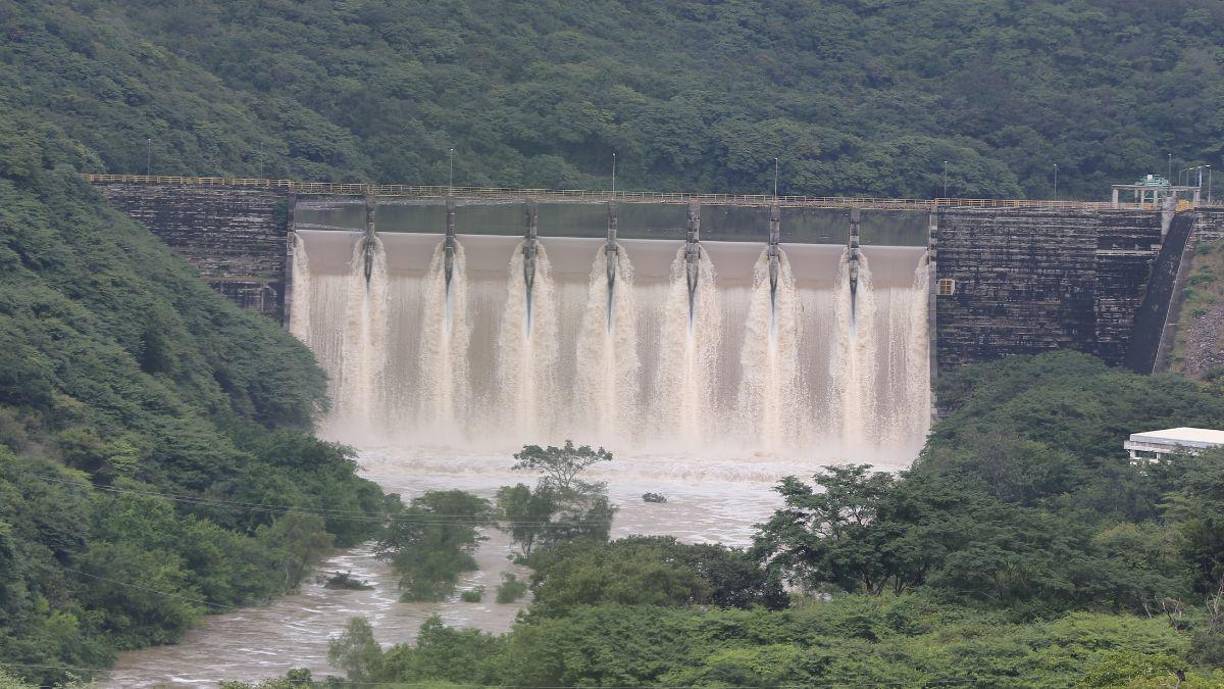 A diferencia de otros años cuando bajan de Norteamérica entre 12 y 14 masas de aire polar, este año la expectativa se reduce a la mitad. En la foto, así lucía ayer la represa José Cecilio del Valle en el sur de Honduras a causa de las lluvias que sigue causando la ya extinta tormenta Sara.