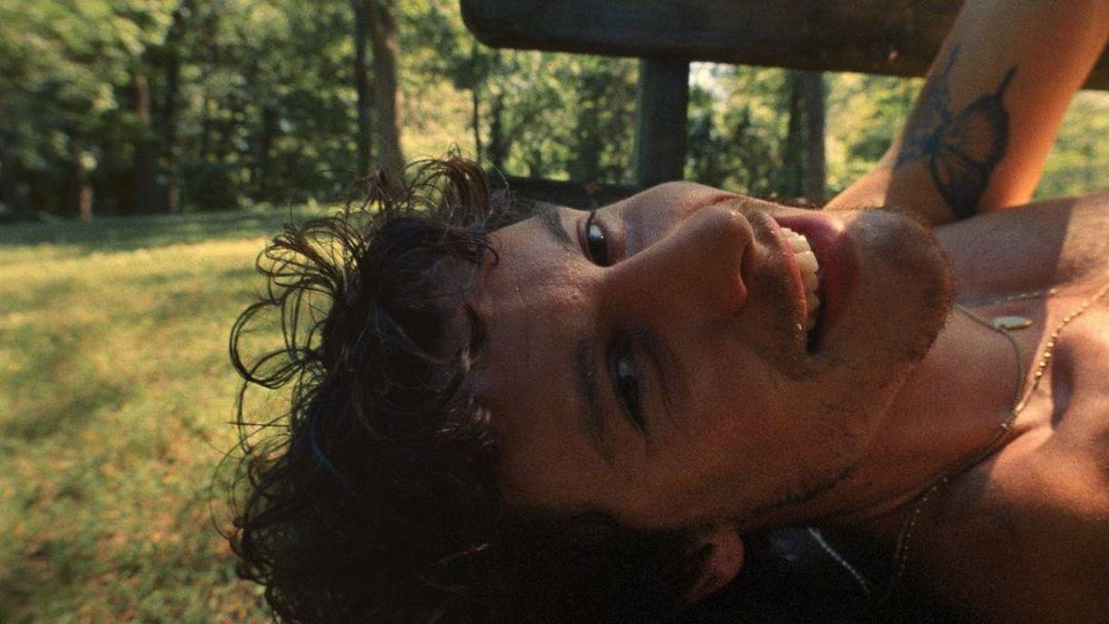 “Creo que es una tontería porque creo que la sexualidad es algo tan maravillosamente complejo y es muy difícil encasillarlo”, dijo durante su espectáculo, que tuvo lugar en el Anfiteatro Red Rocks. “Y siempre lo sentí como una intrusión en algo muy personal para mí”.