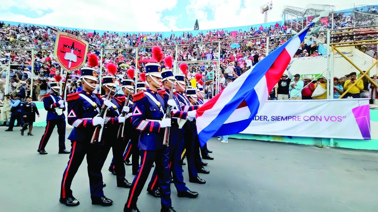 Los cadetes de la Academia Nacional de Policía (Anapo) dieron un espectáculo a los presentes en el estadio. 