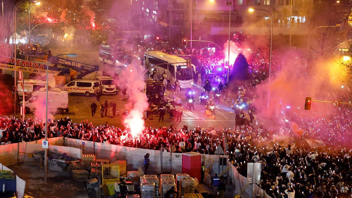 Así fue el recibimiento de la afición del Real Madrid al equipo que llegaba en el autobús al estadio Santiago Bernabéu.