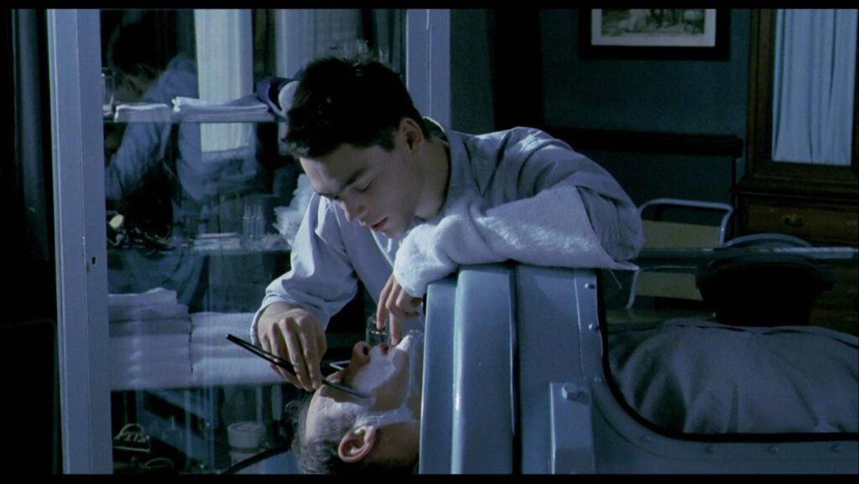 ‘Tras el cristal’ (Agustí Villaronga, 1986): El film narra la historia de un médico nazi que, después de un intento de suicidio, reside vinculado a un pulmón de acero bajo la supervisión de su esposa, Griselda, personificada por Marisa Paredes, y su hija. Su vida cobra un inesperado giro con la aparición de Angelo, un joven que se propone cuidarlo y finalmente le somete a sus más desmedidas fantasías sexuales, torturándolo psicológicamente e imitando los delitos que el doctor perpetró en el pasado. Una cinta desafiante, compleja y un gran escándalo en el año de su lanzamiento: 1987. Puede verla en Prime Video y Fubo