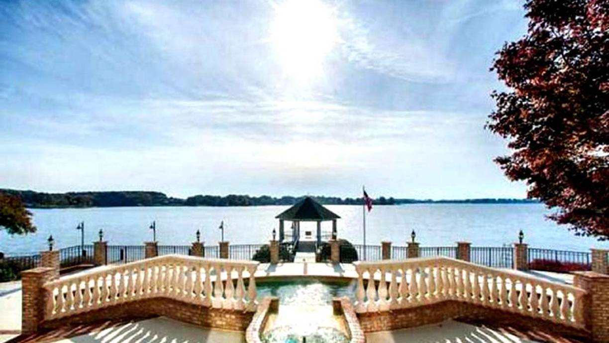 Pero, según expertos en real estate, es una casa tan hecha a medida de las necesidades de Su Majestad que a pesar de su valor real y de ser una casa única, que perteneció nada menos que al mejor de la historia, tiene muy difícil comercialización y es por eso no se vendió hasta el momento.