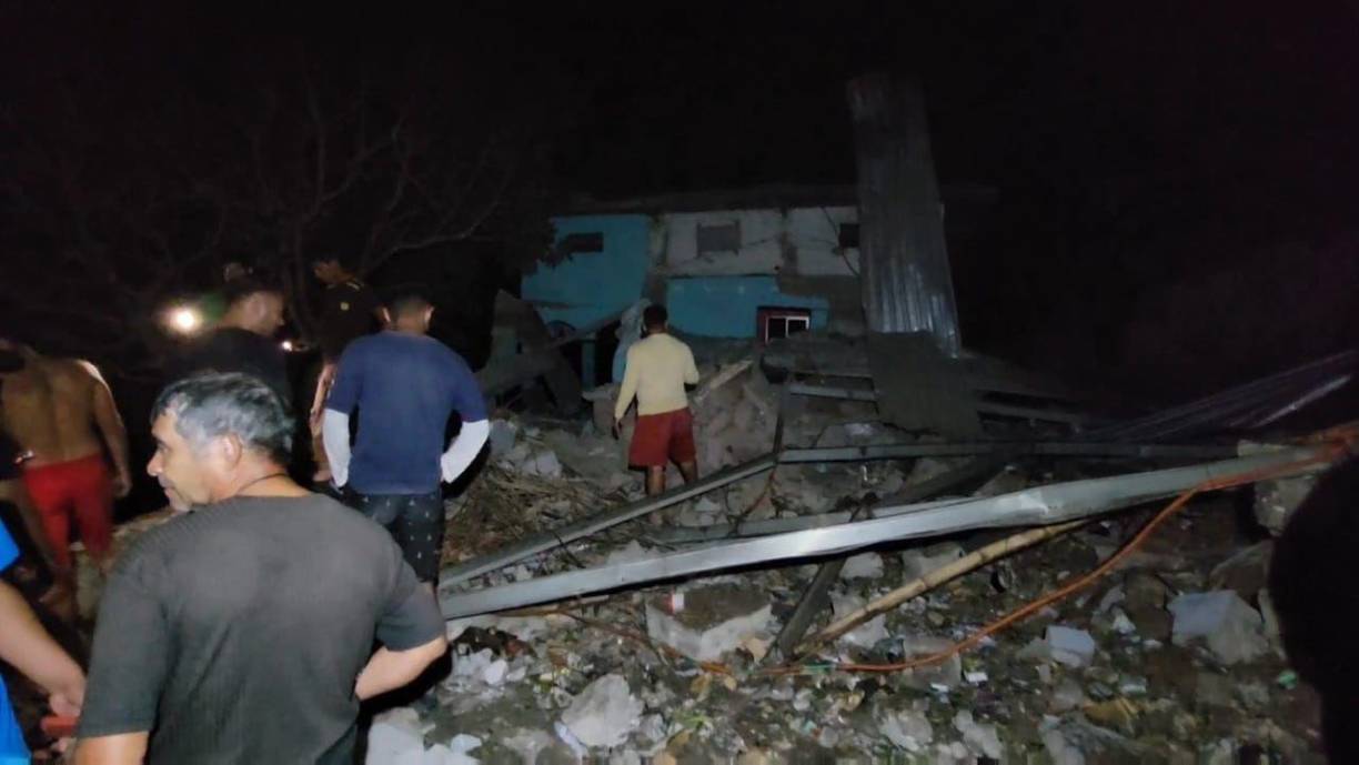 Vecinos de la localidad y miembros del Cuerpo de Bomberos de la Entrada, Copán, llegaron hasta el lugar para auxiliar a la familia, cuya vivienda quedó destruida tras la explosión. 