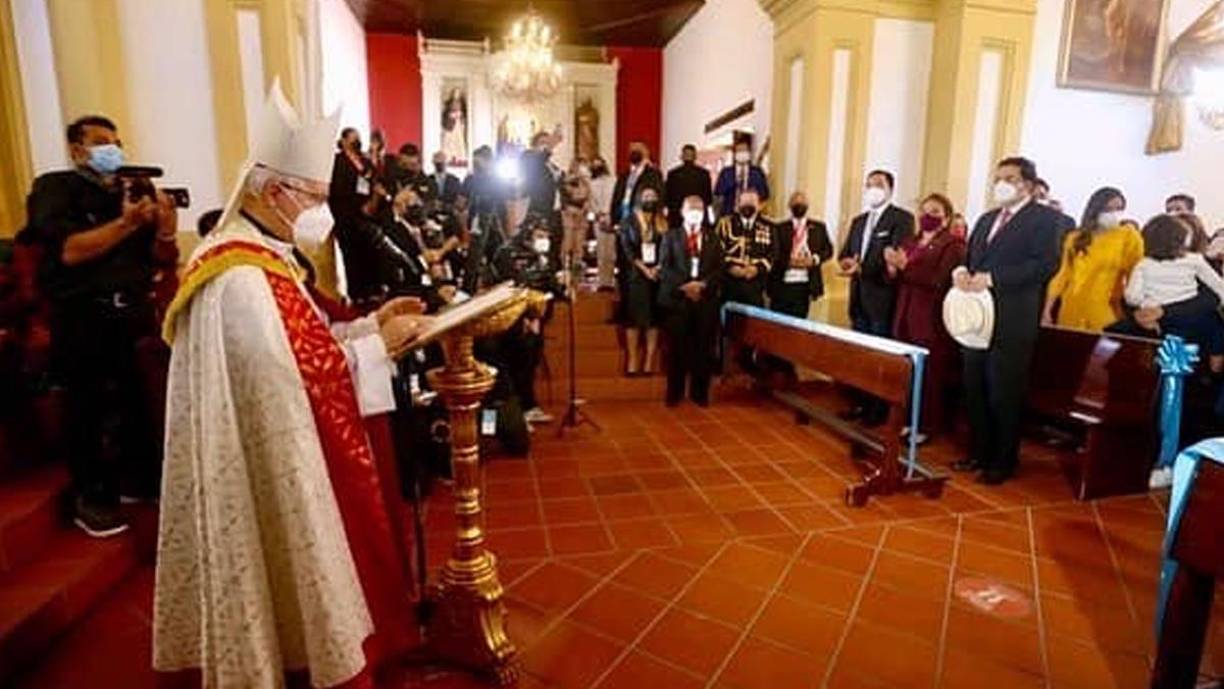 Durante el recorrido, la presidenta iba saludando a una gran multitud de personas apostadas a ambas orillas de un bulevar, mientras que su esposo hacía fotos y vídeos con un teléfono.