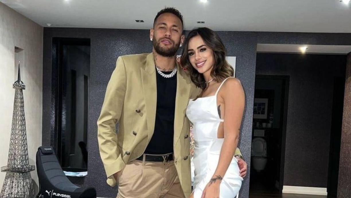 A Neymar siempre le ha gustado la fiesta, es especial ha estado vinculado por el tema de las mujeres. Al brasileño se le ha visto acompañado por diversas parejas, sin embargo, hace unos años se consolidó con Bruna Biancardi, modelo y actual novia que le dará su segundo hijo en los próximos meses.