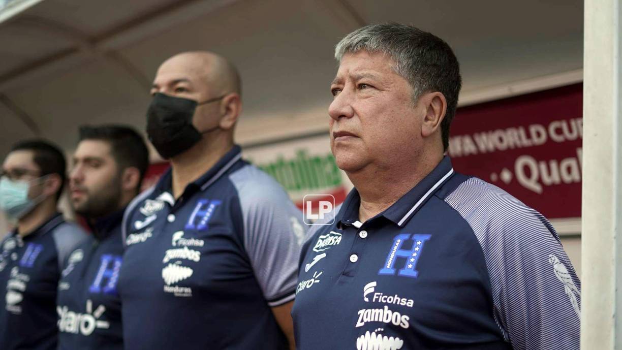 Hernán ‘Bolillo‘ Gómez durante el acto de los himnos nacionales.