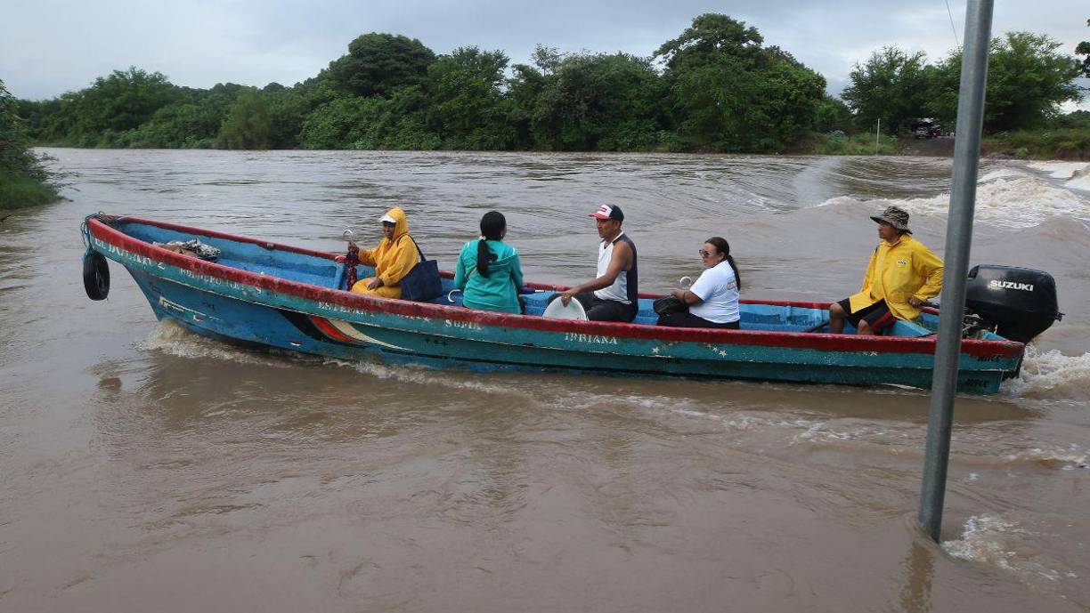 “Estamos entrando a una fase del fenómeno de la Niña débil y corta. Se espera que la temporada de frentes fríos sea muy pobre. Es decir, van a bajar pocos frentes fríos al país, pero vamos a tener un viento predominante del noreste que nos va a producir lluvias y lloviznas en el litoral Caribe y parte del oriente”, avizoró. 
