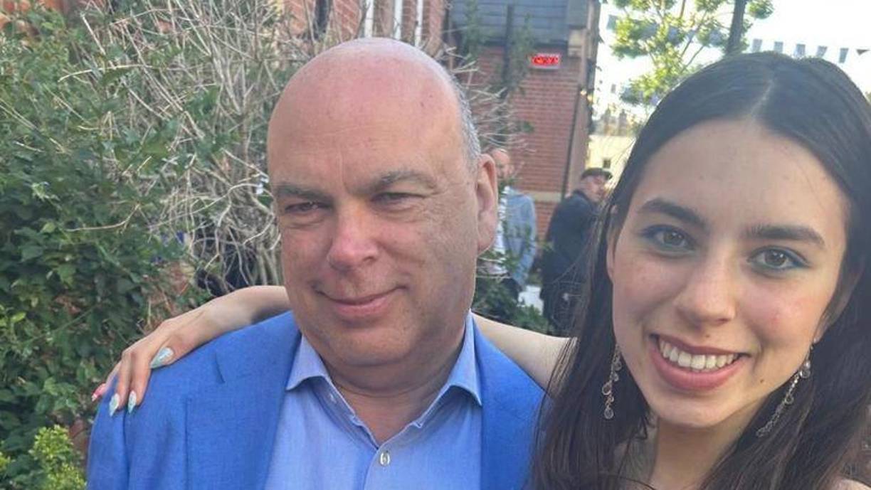 El yate ‘Bayesian’ se hundió la noche del pasado lunes ante las costas del pueblo siciliano de Porticello en medio de una fuerte tempestad y en el naufragio murieron siete de sus 22 ocupantes, entre ellos el cocinero de la nave, el canadiense Thomas Recaldo; la hija de Lynch Hannah, de 18 años; su abogado Chris Morvillo y su esposa Neda y el presidente del banco Morgan Stanley International, Jonathan Bloomer, y su mujer Judy.