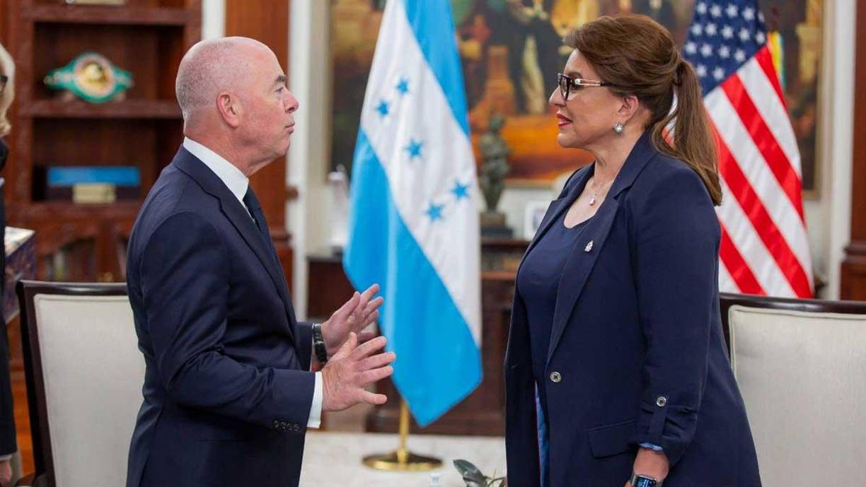 La presidenta de Honduras, Xiomara Castro, recibió este martes al secretario de Seguridad Nacional de Estados Unidos, Alejandro Mayorkas, con quien dialogó sobre temas como la migración y la cooperación entre los dos países. 