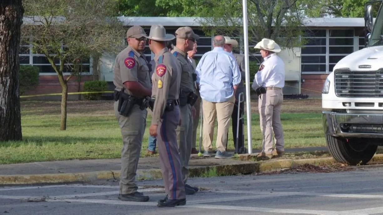 “Le dije a mi esposa ‘entra. Este hombre cargó su arma’”, dijo García. “Mi esposa me dijo que fuera dentro porque ‘no me disparará a mí, soy una mujer’”. 