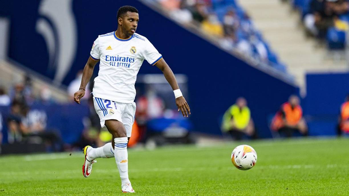 Tal y como informa Fabrizio Romano de Sky Sports Italia, el Real Madrid no tiene intención de desprenderse de Rodrygo Goes en el mercado invernal. En Inglaterra había rumores de una posible negociación con el Liverpool, pero el famoso periodista italiano niega tajantemente que haya negociación alguna. ¡No está en venta!