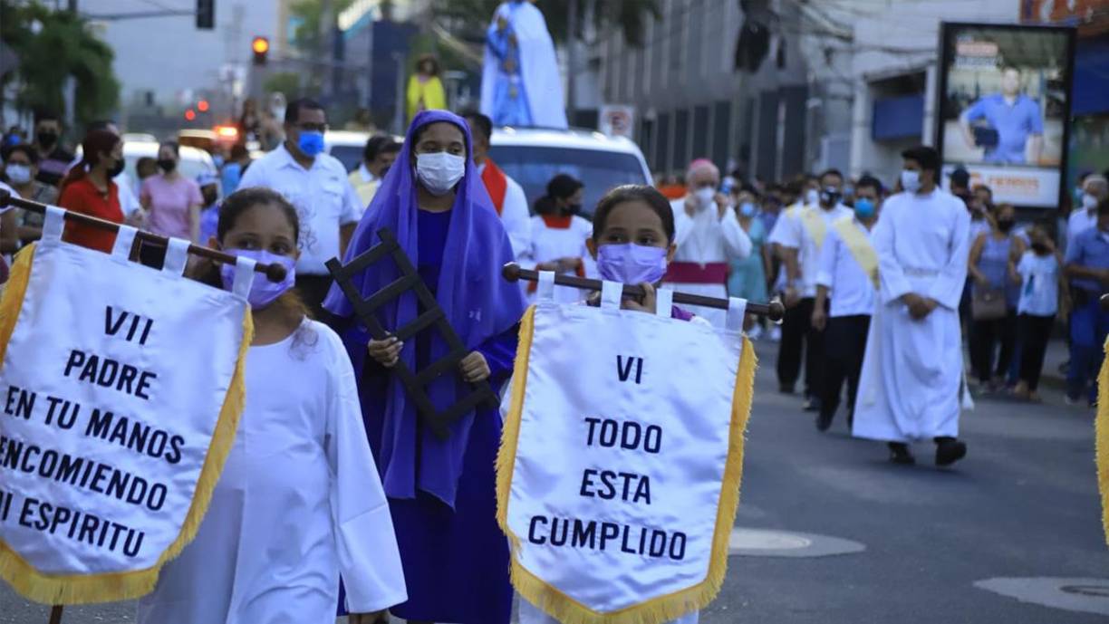 ¡Santo Entierro! En silencio feligresía católica recorre el centro de San Pedro Sula