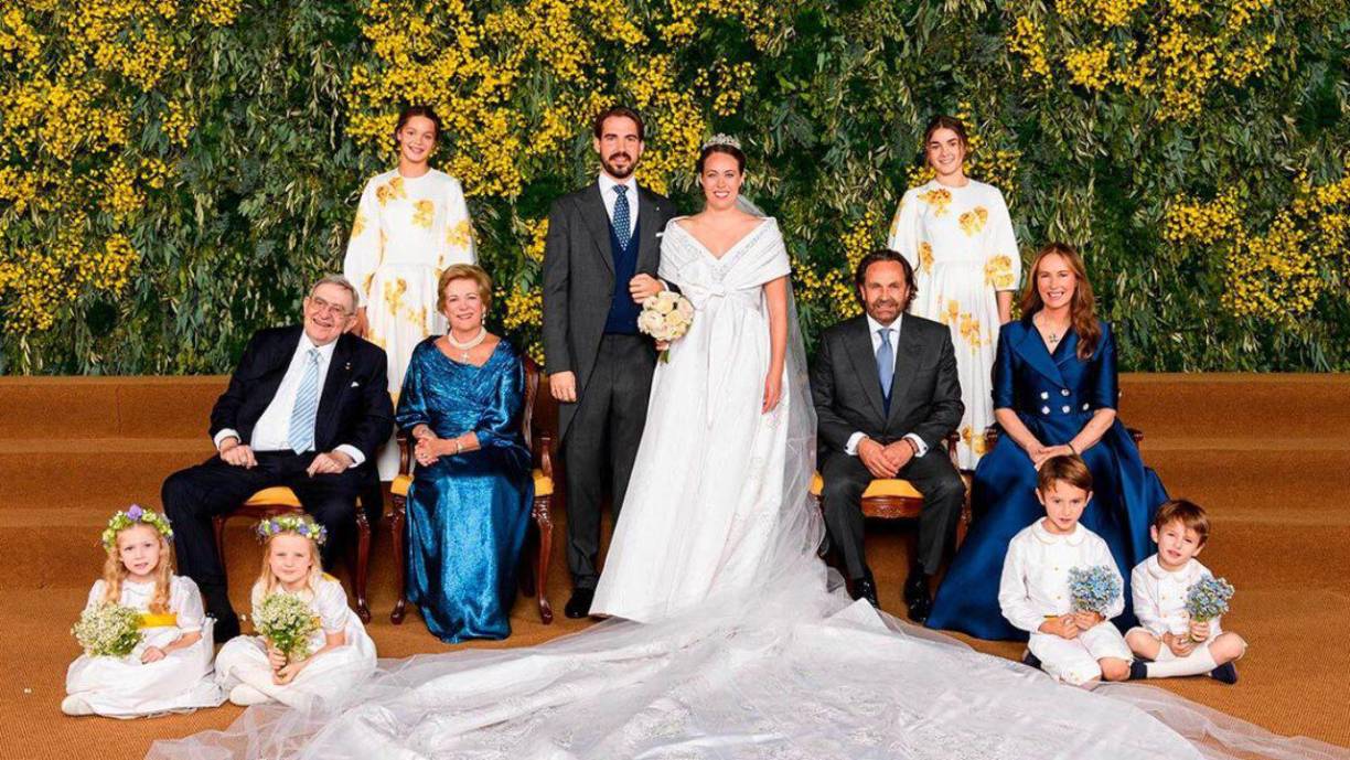 BODA GRIEGA. Con sol de Atenas luciendo en todo su esplendor, a pesar de tratarse del mes de octubre, la ciudad griega acogió su primera boda real desde hace medio siglo. El hijo menor del exrey de Grecia Constantino y Ana María, Filippos, contrajo matrimonio con Nina Flohr, que lució la tiara del Corsario, como ya lo hicieron Marie Chantal y Tatiana Blatnik cuando contrajeron matrimonio con los hijos mayores de la pareja.