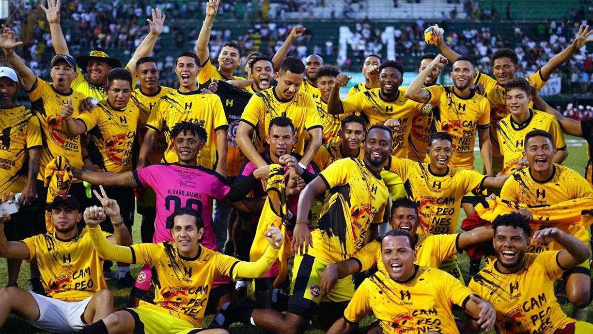 El plantel del Génesis celebrando con el trofeo de campeones del Torneo Clausura 2023 de la Liga de Ascenso.