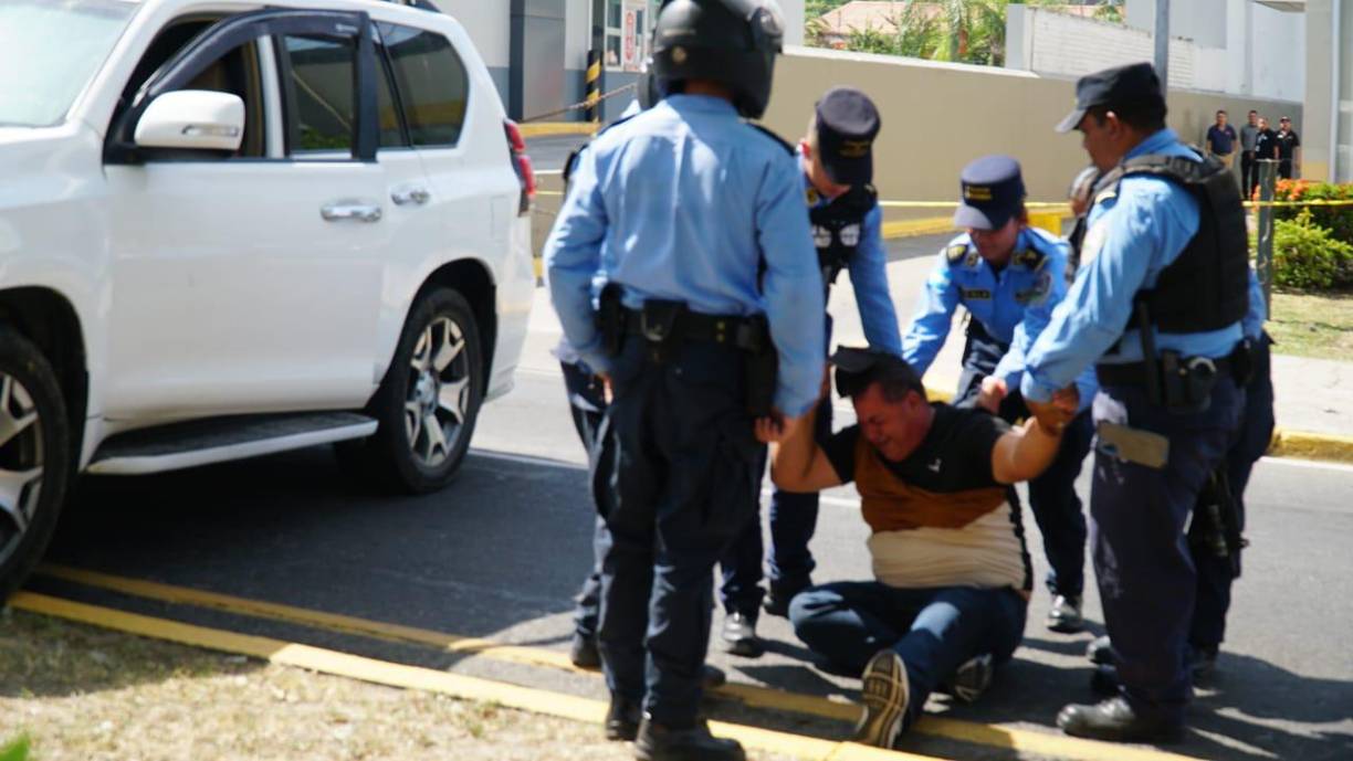 Familiares de Elkin llegaron al lugar minutos después del atentado que le cobró la vida y tuvieron que ser auxiliados por elementos policiales.