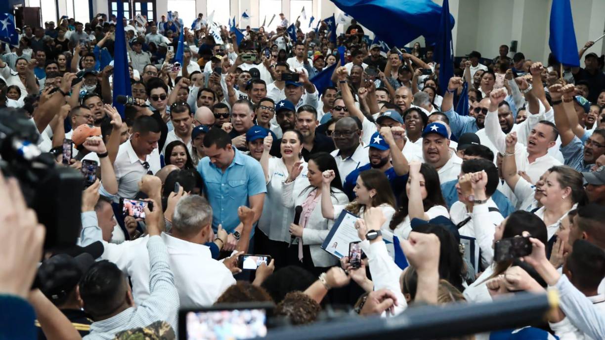 Vista de los simpatizantes del Partido Nacional en la entrega de planillas de los movimientos internos.