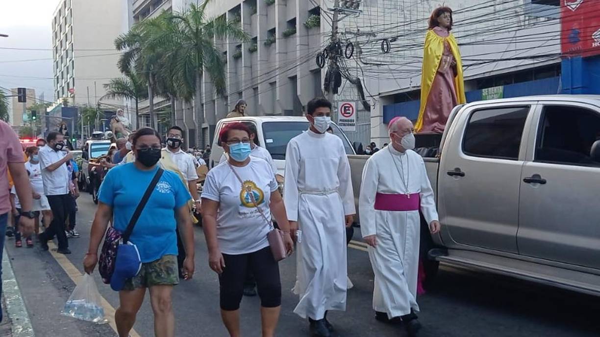¡Santo Entierro! En silencio feligresía católica recorre el centro de San Pedro Sula