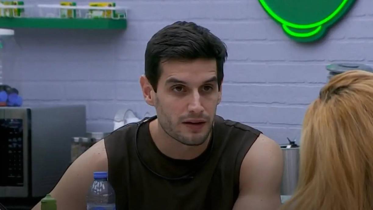 El conductor televisivo, youtuber y tik toker Adrián Marcelo decidió, esta madrugada, abandonar “La Casa de los Famosos: México” ante los cuestionamientos de la presentadora del show, Odalys Ramírez, sobre el comentario que hizo el domingo. “Una mujer menos para maltratar”, dijo Adrián al salir del zoom donde fue salvado por el público y donde quedaban tres nominadas para salir de la casa: Karime, Brigitte y Gomita. Sobre estas palabras él sólo dijo que era parte de su comedia y que fue la forma de defenderse de los ataques sin fundamentos por parte de Gala y Arath.