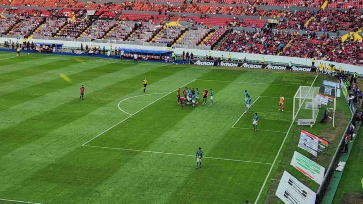 El Estadio Jalisco presentó una entrada muy baja y los hinchas presentes mostraron su inconformidad por los resultados del equipo rojinegro, principalmente, el último ante el Olimpia por Champions de Concacaf.