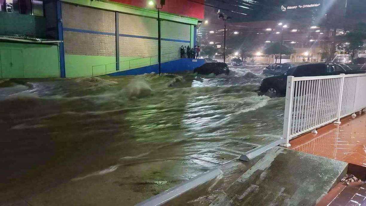 Una pequeña lluvia de apenas cinco minutos puede provocar que la 13 calle de San Pedro Sula ceda ante la fuerza de la naturaleza, convirtiéndola en una auténtica quebrada capaz de arrastrar a su paso carros, escombros o casi cualquier cosa que se ponga por enfrente. Así quedó el lunes tras la lluvia de unos 40 minutos.