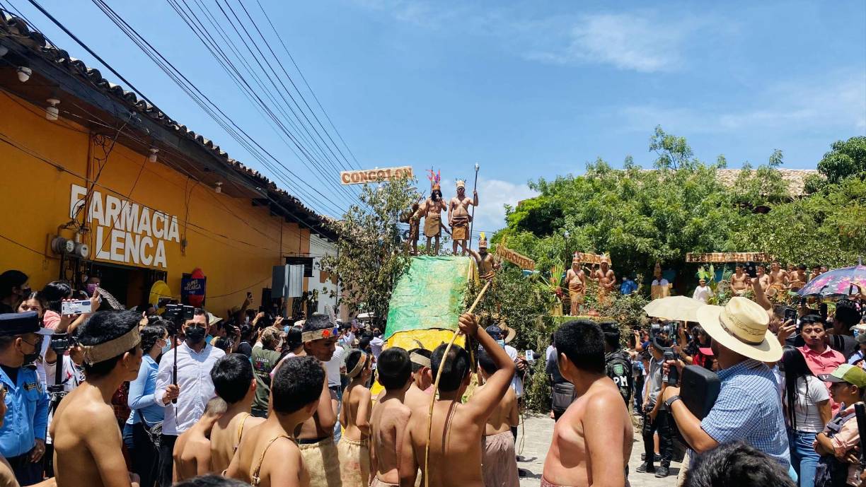 Un colorido desfile, en el que predominaron bellos vestidos típicos, carrozas y bandas musicales, protagonizaron estudiantes de Gracias y las comunidades más representativas de la cultura lenca