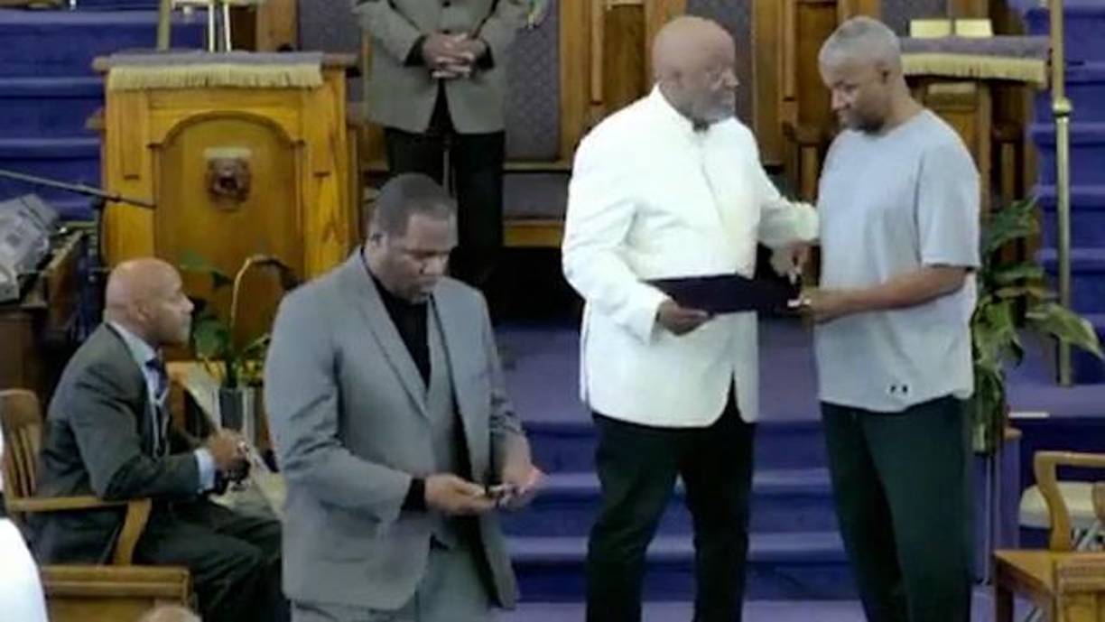 ”Denzel Washington asistió a esta iglesia de niño y dijo haber experimentado la plenitud del Espíritu Santo tras visitar en los años 80 otra iglesia con el actor Richard Townsend (conocido por dirigir ‘Hollywood Shuffle’)”, añadió.